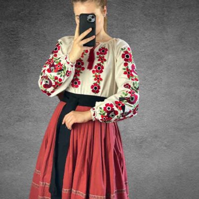 Жіноча блуза з червоними пташками. Фольклорна вишиванка