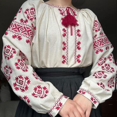 Стильна біла вишита сорочка  пошита з високоякісного льону з ніжною вишивкою червоного кольору