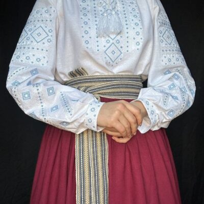 Стильна біла вишита сорочка  пошита з високоякісного льону з ніжною Біла жіноча сорочка з ніжною голубою вишивкою.