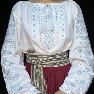 Стильна біла вишита сорочка  пошита з високоякісного льону з ніжною Біла жіноча сорочка з ніжною голубою вишивкою.
