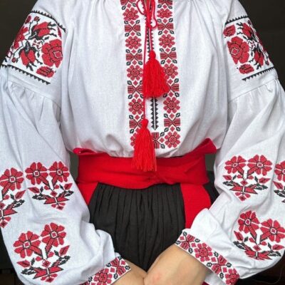 Біла жіноча сорочка червоні троянди.