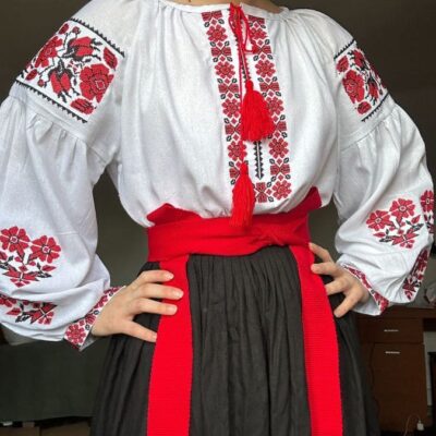 Біла жіноча сорочка червоні троянди.