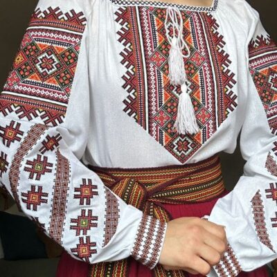 Традиційна українська вишита жіноча сіра сорочка кольори Карпат .