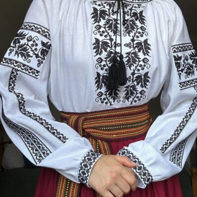 Традиційна українська вишита жіноча  сорочка з виноградом.