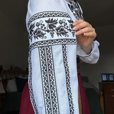 Традиційна українська вишита жіноча  сорочка з виноградом.