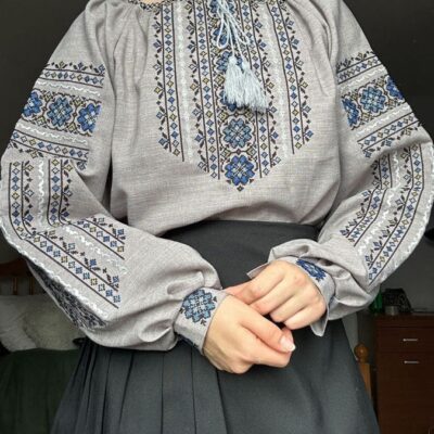 Традиційна українська вишита жіноча  сорочка з голубою вишивкою.