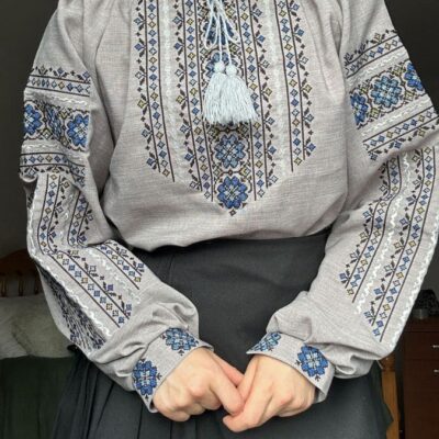 Традиційна українська вишита жіноча  сорочка з голубою вишивкою.